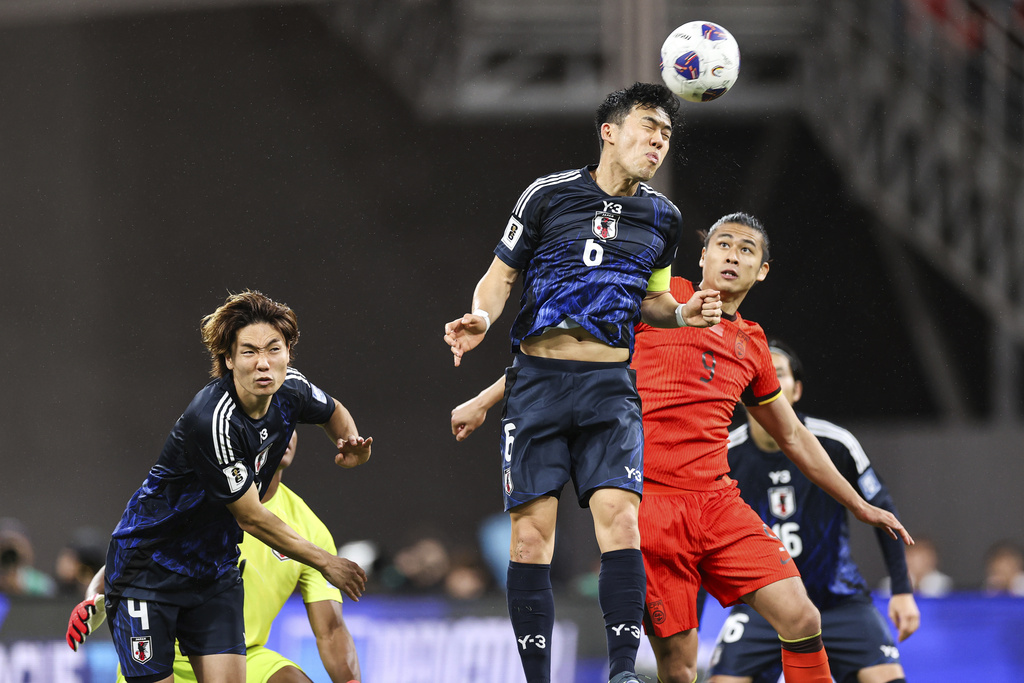 远在迈阿密心系罗马，托蒂和坎德拉用手机观看老东家焦点大战