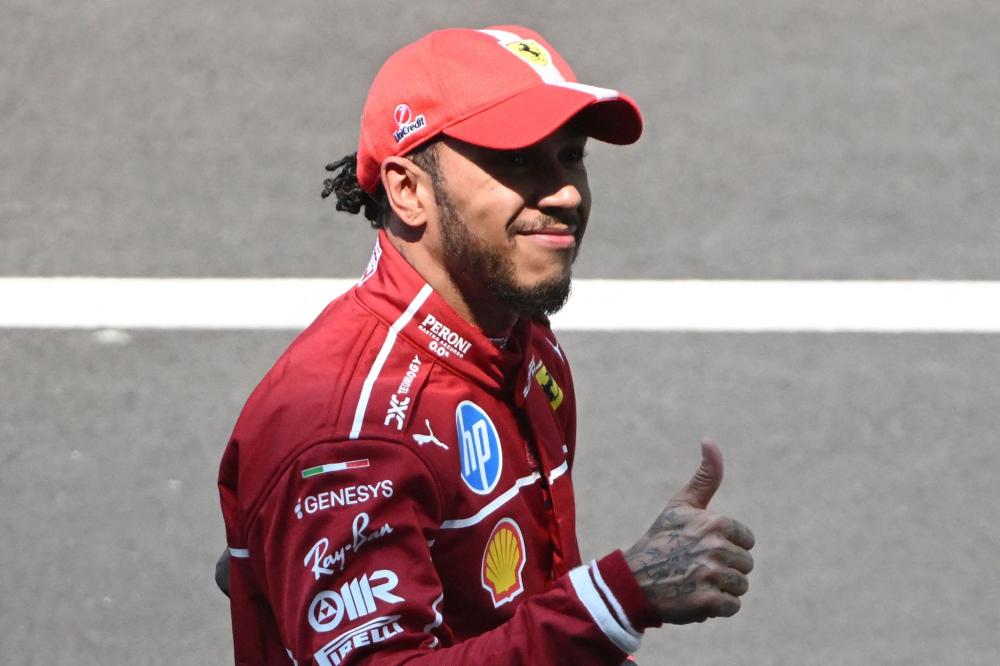 宋凯出席中国体育美术作品展览，与奥运冠军金牌合影